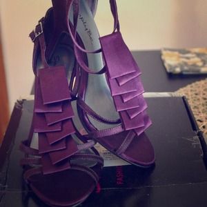 WIDE WIDTH RUFFLE SANDAL