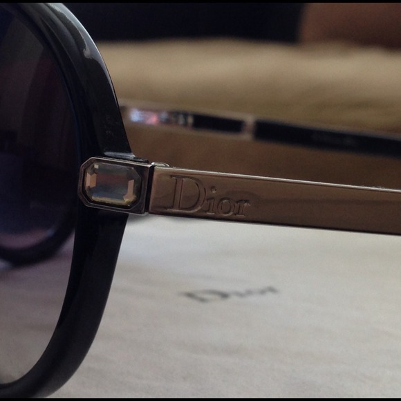 ⬇️PRICE DROP! ⬇️ AUTHENTIC DIOR SUNGLASSES! - Picture 3 of 4