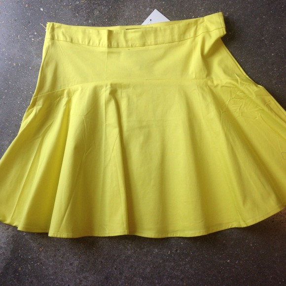 Cute fun yellow skirt