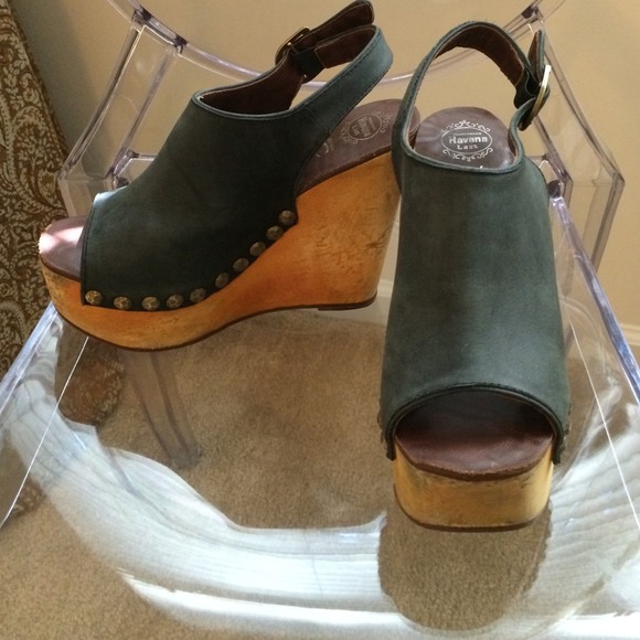 🎉🎉SALE🎉🎉🎉.   Well worn leather/wood wedges