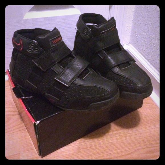 Sneaker - Picture 1 of 4