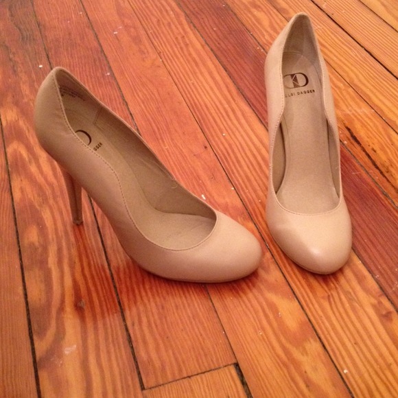 Kelsie Dagger Leather nude pumps