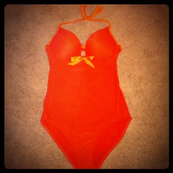 💥Traded💥Flattering orange swimsuit!