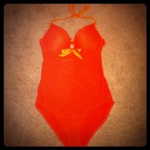 💥Traded💥Flattering orange swimsuit!