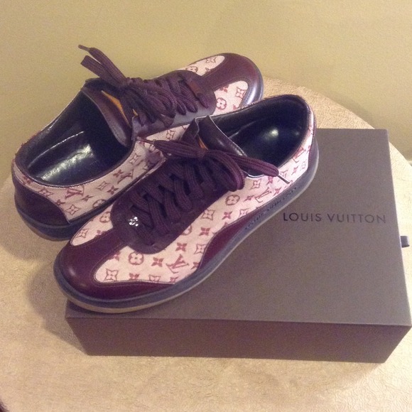 💥Authentic💥 Louis Vuitton Sneakers!
