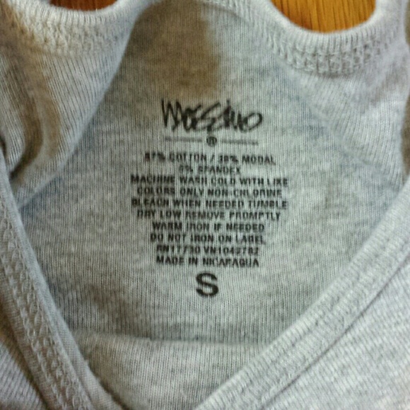 Gray basic tank - Picture 2 of 2