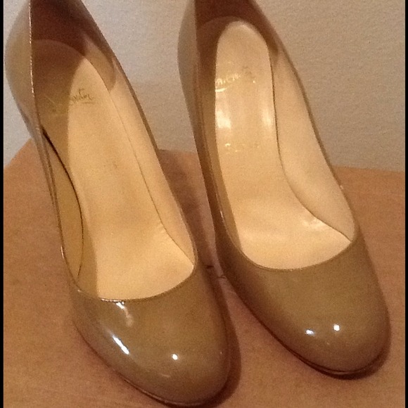 Christian Louboutin Décolleté Nude Leather Pumps