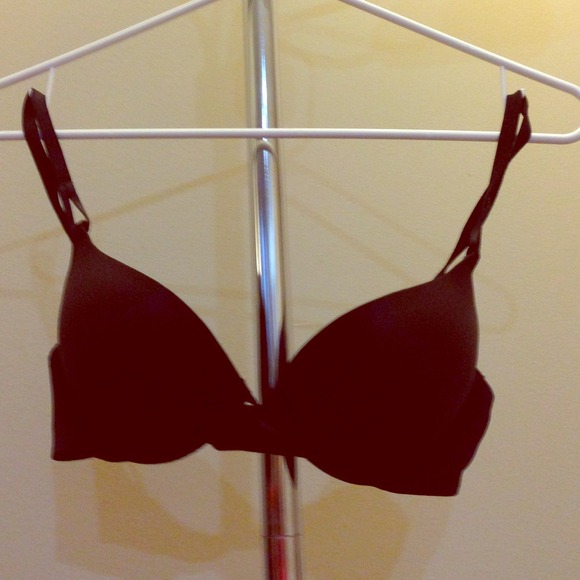 32B miraculous plunge Victorias Secret black bra