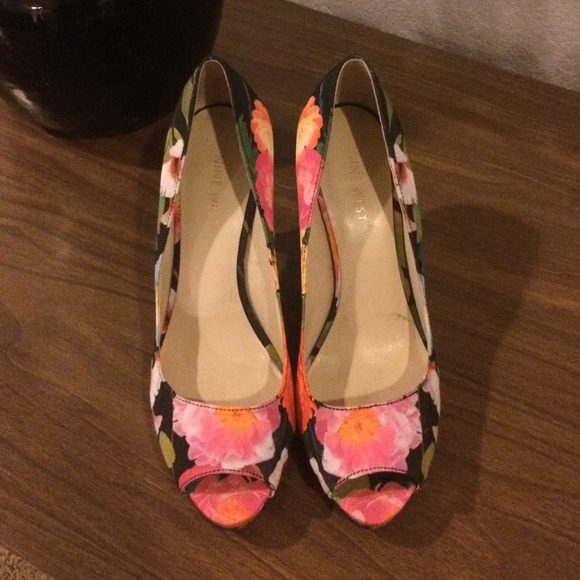 Floral Nine West pump, sooooo cute!