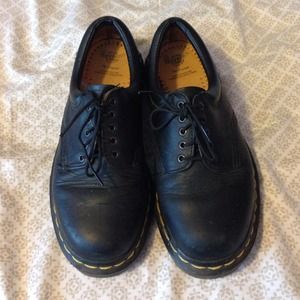 DOC MARTENS OXFORDS- SZ 6