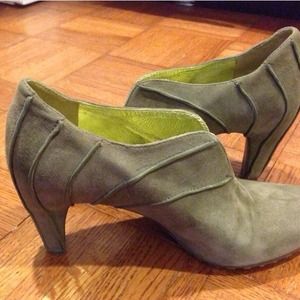 TSUBO green suede bootie heels 7.5