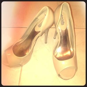 NIB 👠 Nude Patent Leather Pumps 👠