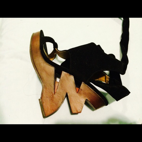 Cutout wedges size 7