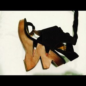 Cutout wedges size 7