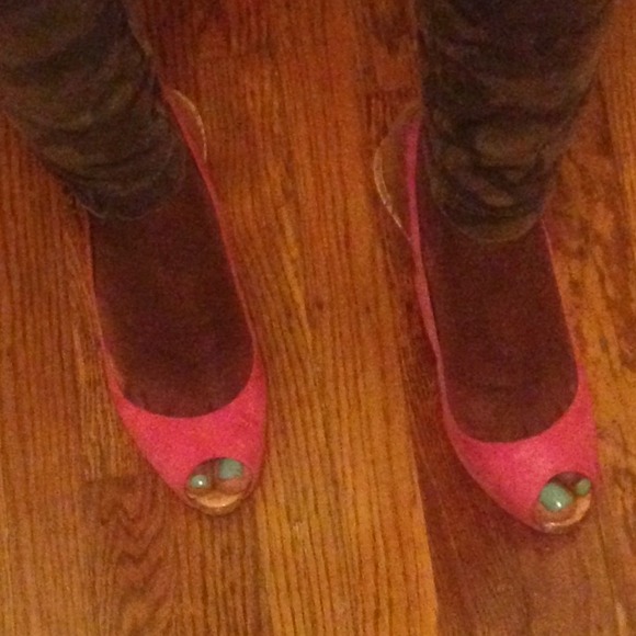 Guess by Marciano sling back peep toe pumps.