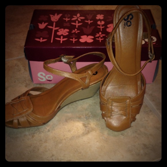 Simple brown wedges
