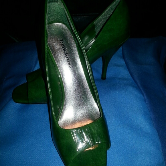 * SOLD*   DELICIOUS brand heels - 4" - gently worn