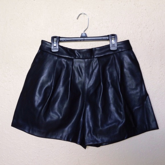 ❌SOLD❌New Zara Black Faux Leather Shorts - Picture 2 of 4