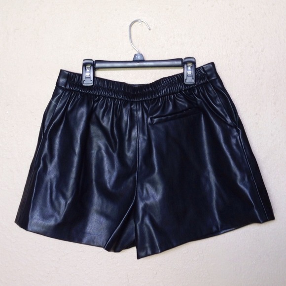 ❌SOLD❌New Zara Black Faux Leather Shorts - Picture 3 of 4