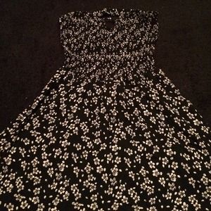En crème tube top floral dress
