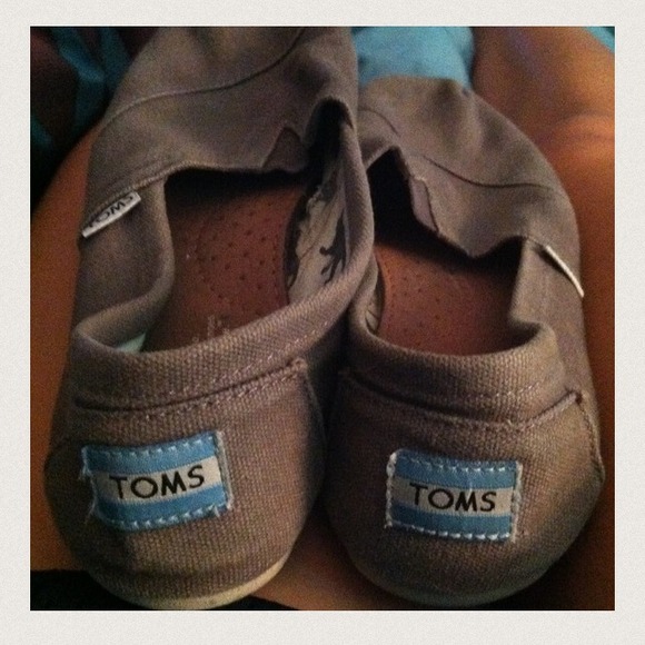 GREY TOMS
