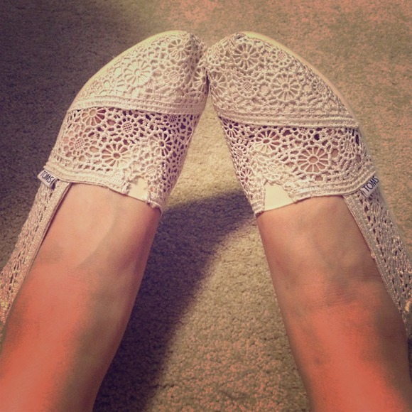 Crochet toms white