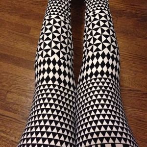 Black and white geometric triangle leggings
