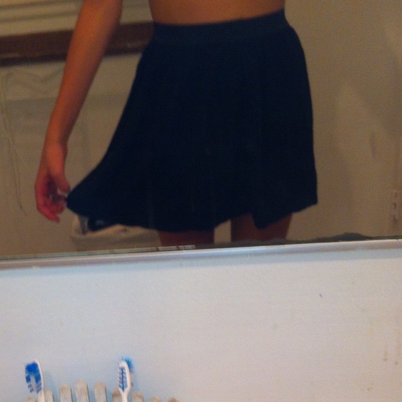 flowy black urban outfitters basic skirt