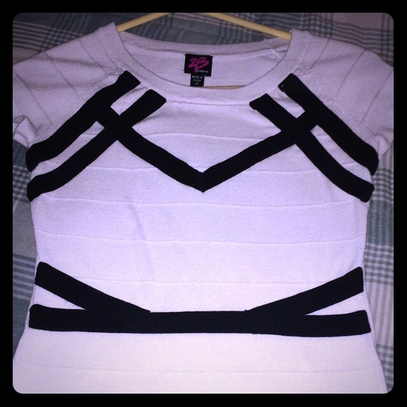 ❌sold❌2B BEBE shirt size xs