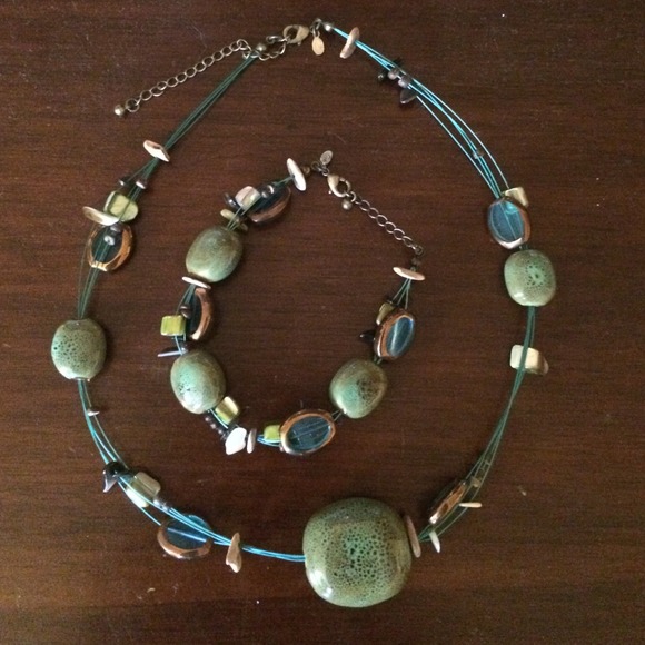 Sold in bundle Premier designs set!