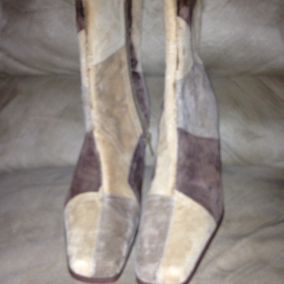 Suede boots by LEI