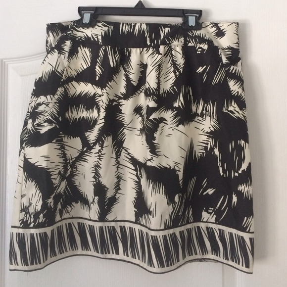 NWT cute black & white patterns skirt with pockets