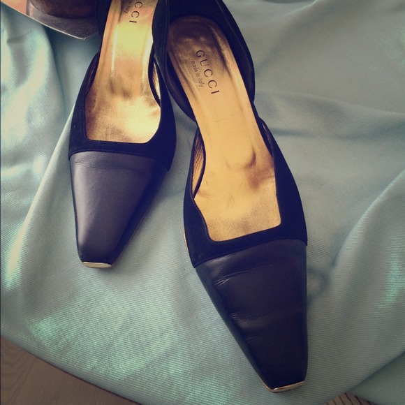 Authentic Gucci Black and Gold Leather Pump