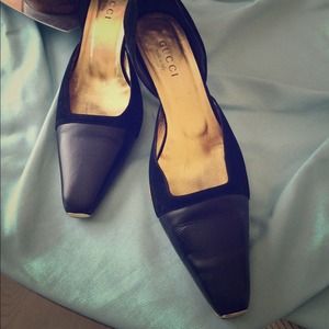 Authentic Gucci Black and Gold Leather Pump