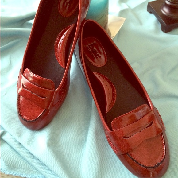 BORN B•O•C DARK CRANBERRY RED  And gold sandals
