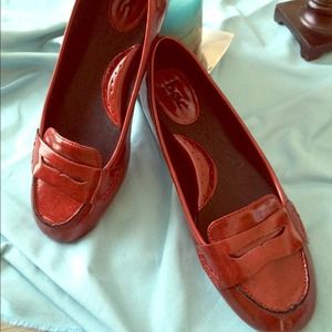 BORN B•O•C DARK CRANBERRY RED  And gold sandals