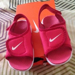 Fuchsia pink toddler nike sandals