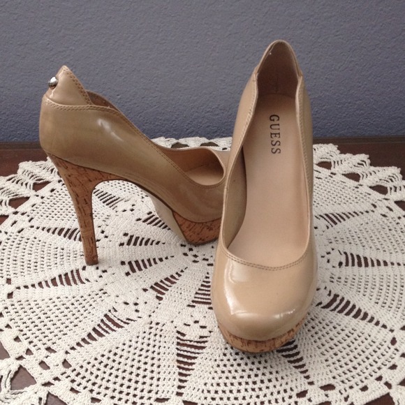 ✨Reduced✨ Nude Guess Pumps