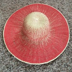 GAP floppy beach hat.