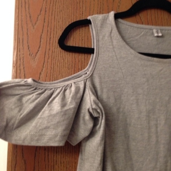 ⛔️SOLD IN BUNDLE⛔️Grey Cold Shoulder Dress - Picture 3 of 4