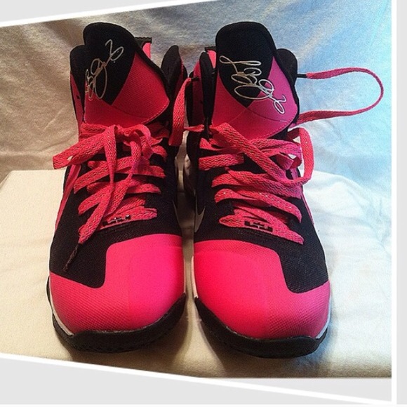 Nike Shoes - 💞💞 NIKE LEBRON'S💕💕