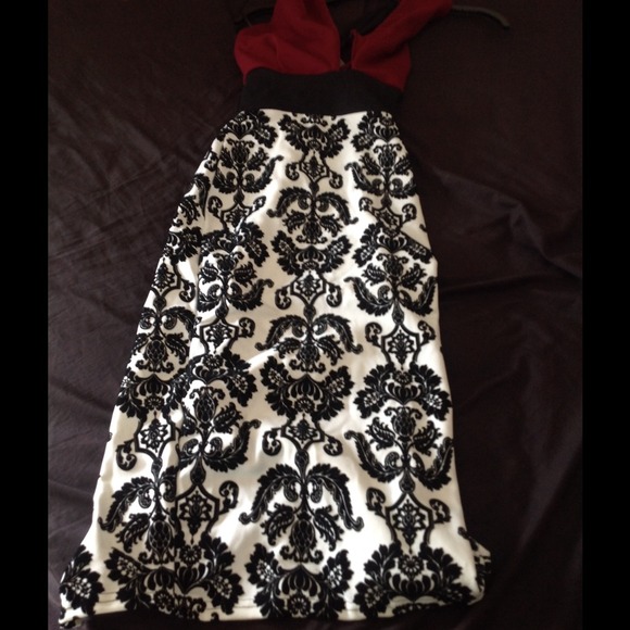 *****SOLD**** boohoo dress. Size 4 - Picture 4 of 4