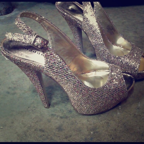 Gold glittery pumps