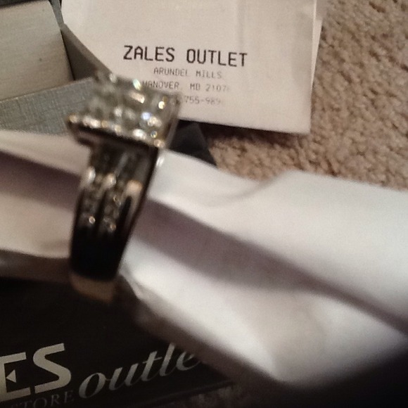 Zales 1ct princess cut diamond 14k white gold ring - Picture 2 of 5