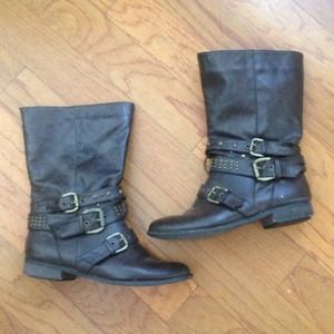 Short brown boots