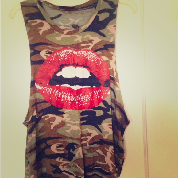 Oversized Cameo muscle tee