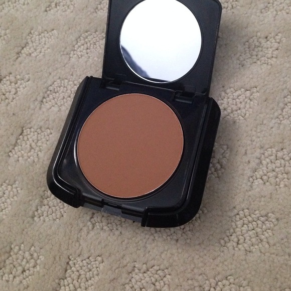 Motives pressed powder "Medium Light"