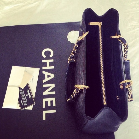 Authentic Chanel ( pre-own ). - Picture 2 of 4