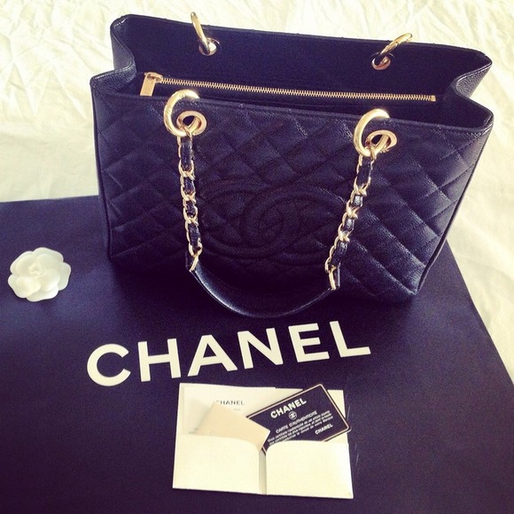 Authentic Chanel ( pre-own ). - Picture 4 of 4