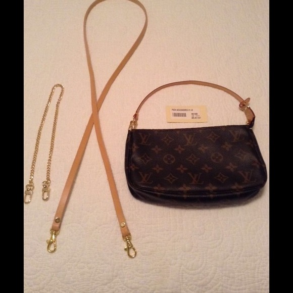 Authentic Louis Vuitton Pochette monogram *MINT*